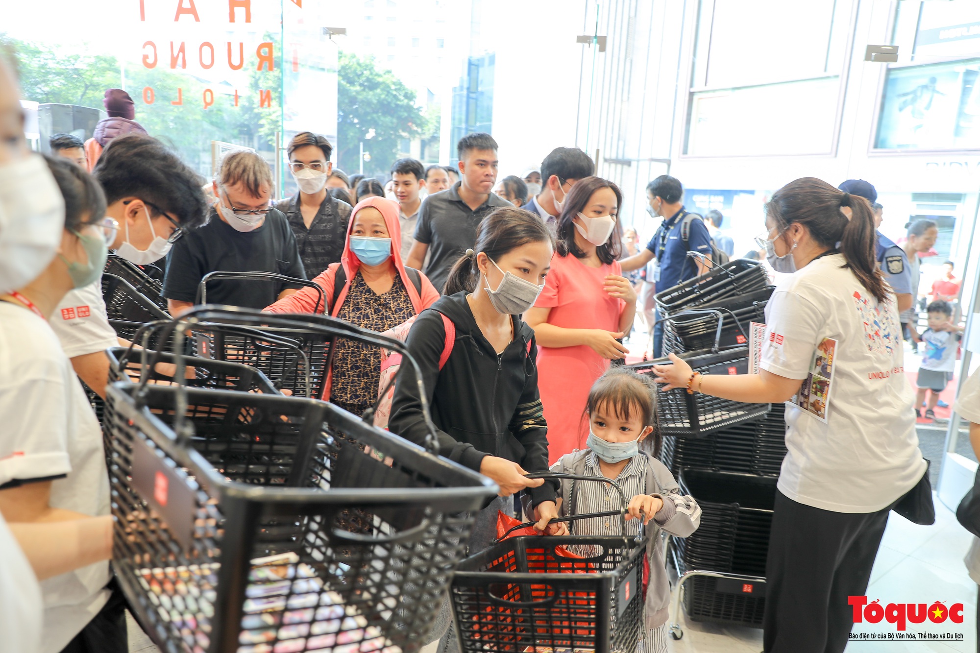 Hà Nội: Vừa khai trương, cửa hàng Uniqlo Vincom Bà Triệu đã thu hút lượng lớn khách - Ảnh 10.
