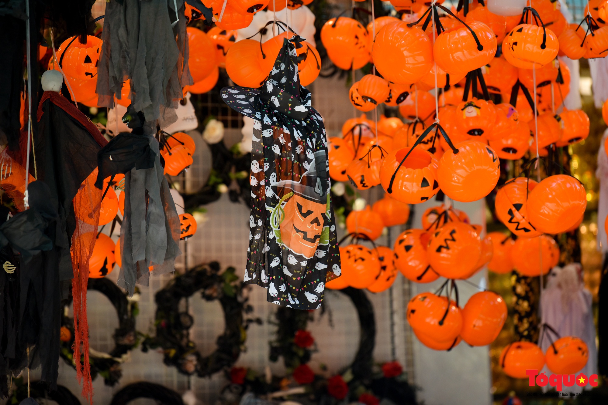 Phố Hàng Mã tràn ngập đồ hóa trang kinh dị dịp Halloween - Ảnh 13.