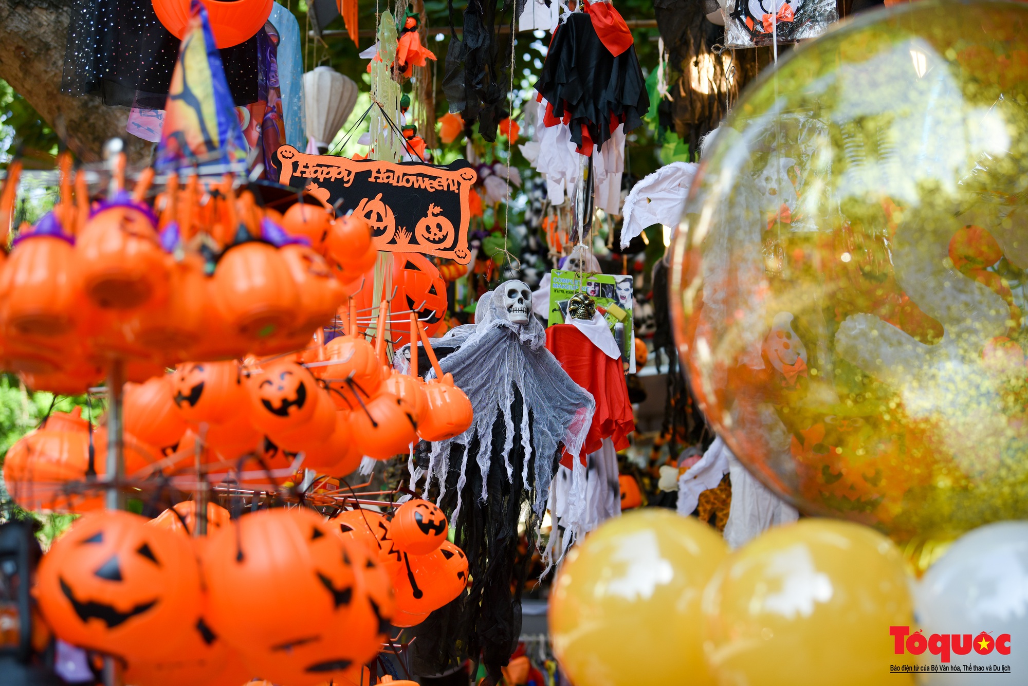 Phố Hàng Mã tràn ngập đồ hóa trang kinh dị dịp Halloween - Ảnh 12.