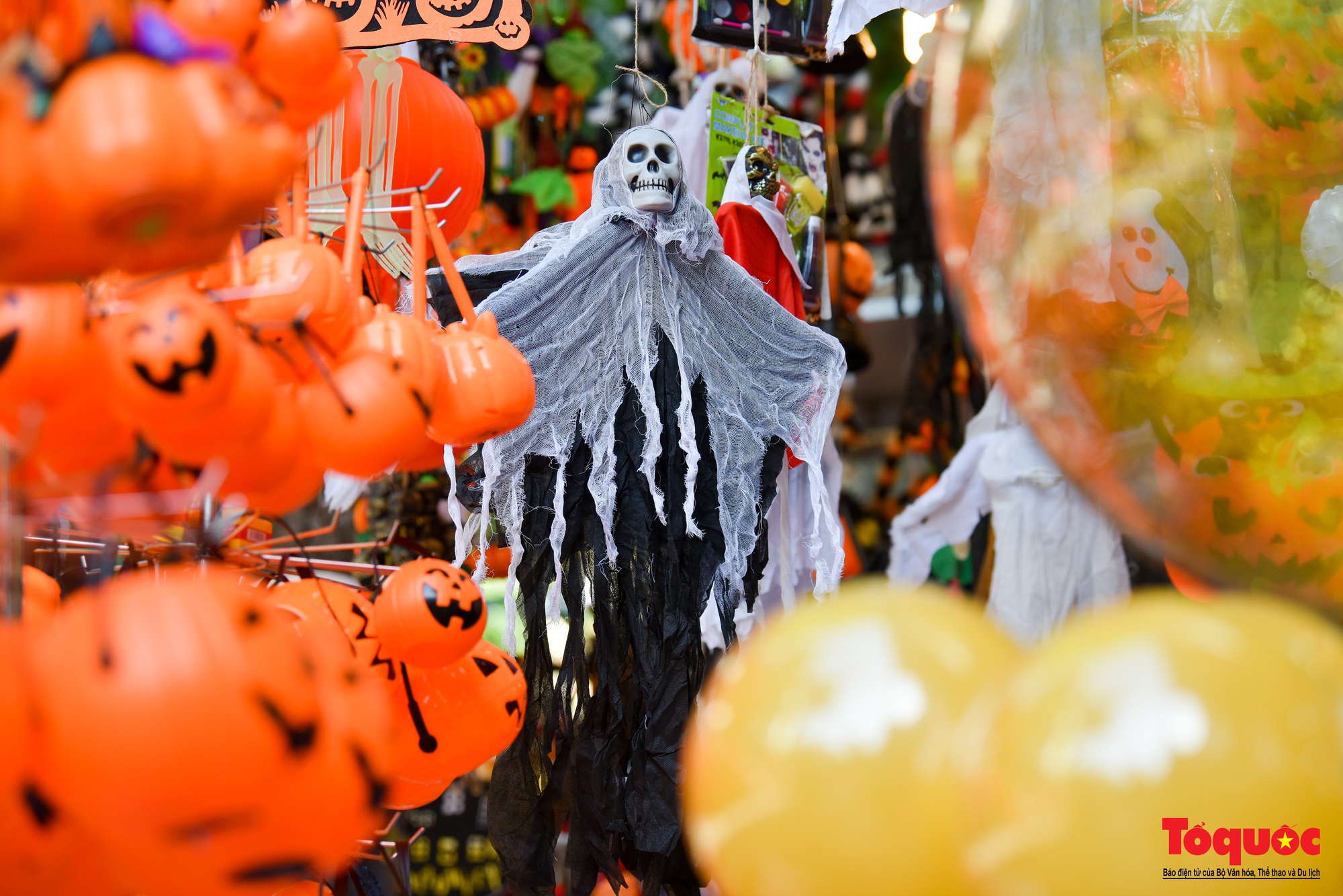 Phố Hàng Mã tràn ngập đồ hóa trang kinh dị dịp Halloween - Ảnh 7.