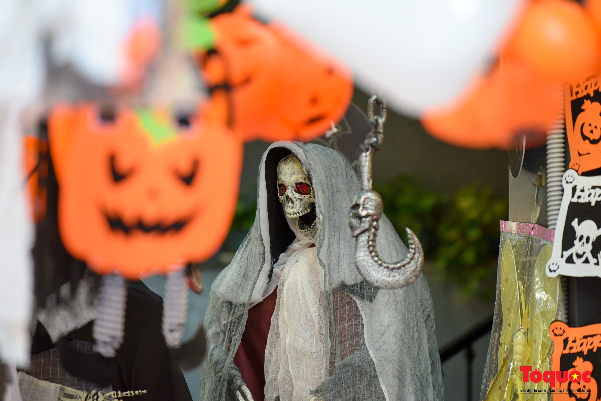 Phố Hàng Mã tràn ngập đồ hóa trang kinh dị dịp Halloween - Ảnh 8.