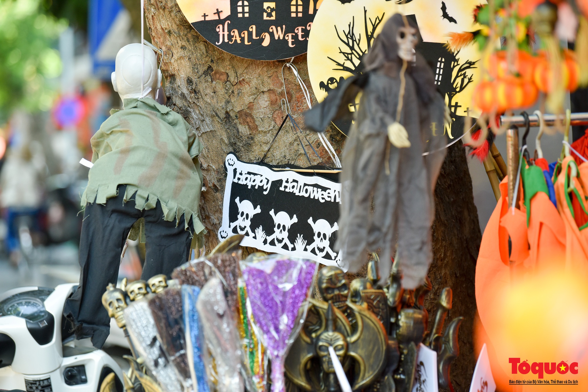 Phố Hàng Mã tràn ngập đồ hóa trang kinh dị dịp Halloween - Ảnh 10.