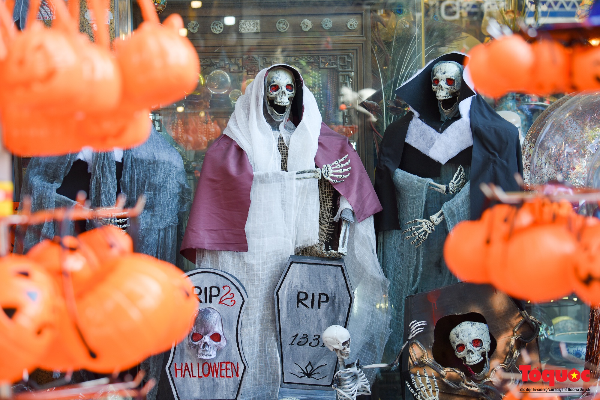 Phố Hàng Mã tràn ngập đồ hóa trang kinh dị dịp Halloween - Ảnh 2.