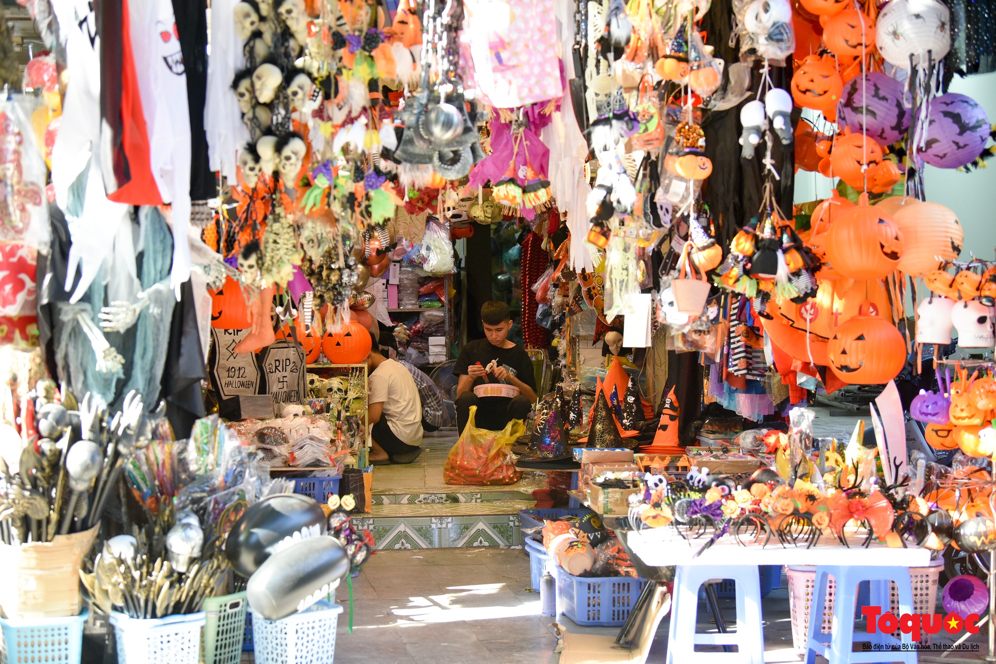 Phố Hàng Mã tràn ngập đồ hóa trang kinh dị dịp Halloween - Ảnh 3.