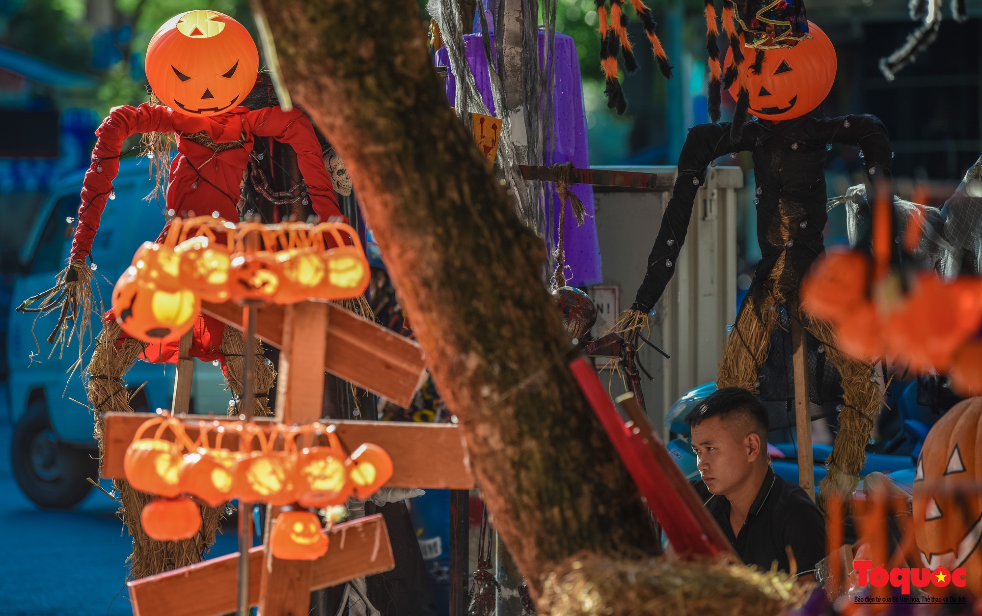 Phố Hàng Mã tràn ngập đồ hóa trang kinh dị dịp Halloween - Ảnh 5.