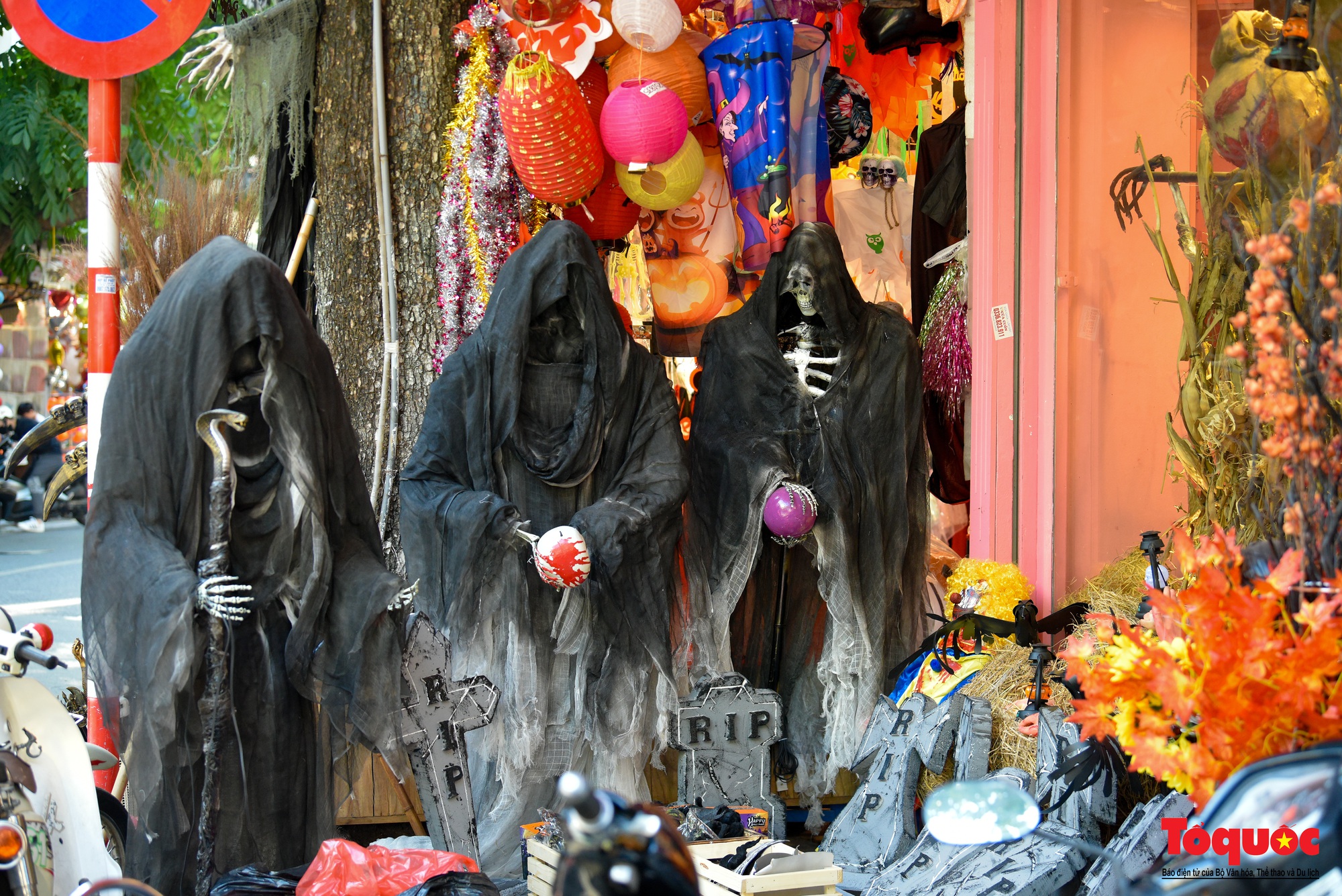 Phố Hàng Mã tràn ngập đồ hóa trang kinh dị dịp Halloween - Ảnh 4.