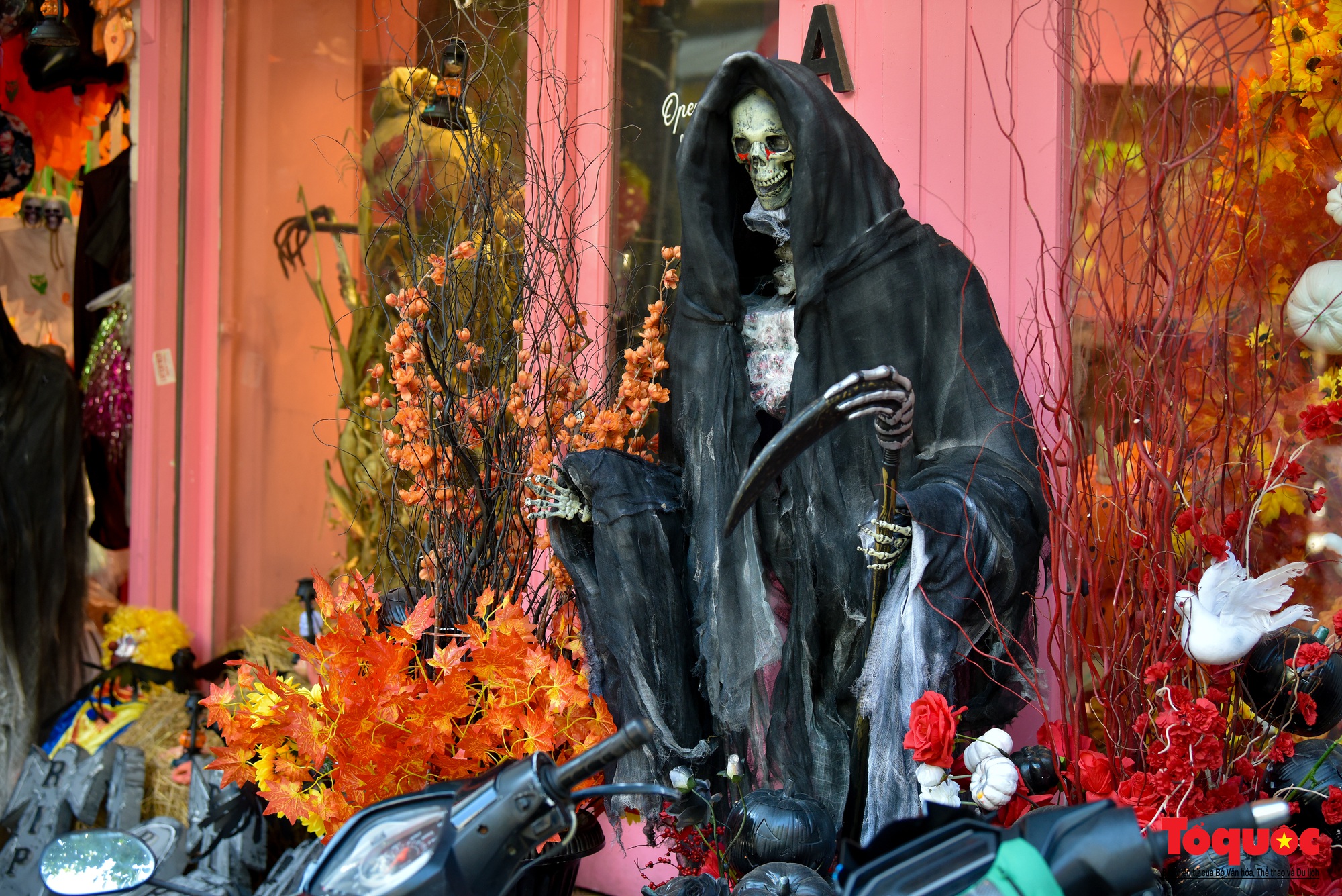 Phố Hàng Mã tràn ngập đồ hóa trang kinh dị dịp Halloween - Ảnh 17.