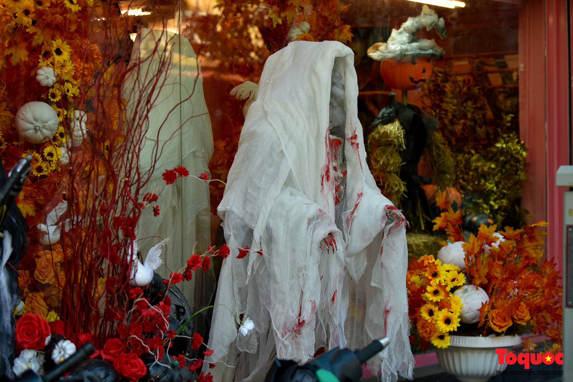Phố Hàng Mã tràn ngập đồ hóa trang kinh dị dịp Halloween - Ảnh 6.