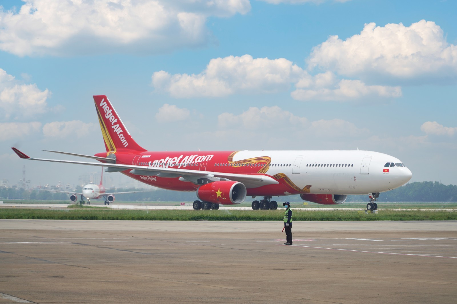 Đặt vé bay quốc tế thứ 2 hàng tuần cùng Vietjet giảm ngay 20% - Ảnh 1.