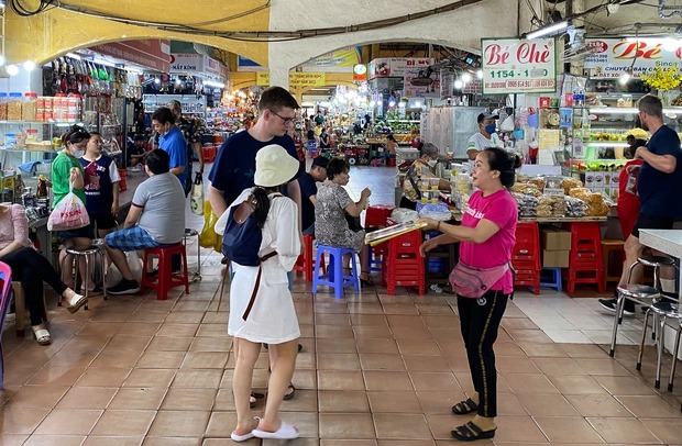 Điểm danh những khu chợ nổi tiếng khắp Việt Nam, nơi nào cũng đông đúc khách du lịch nước ngoài ghé thăm - Ảnh 3.