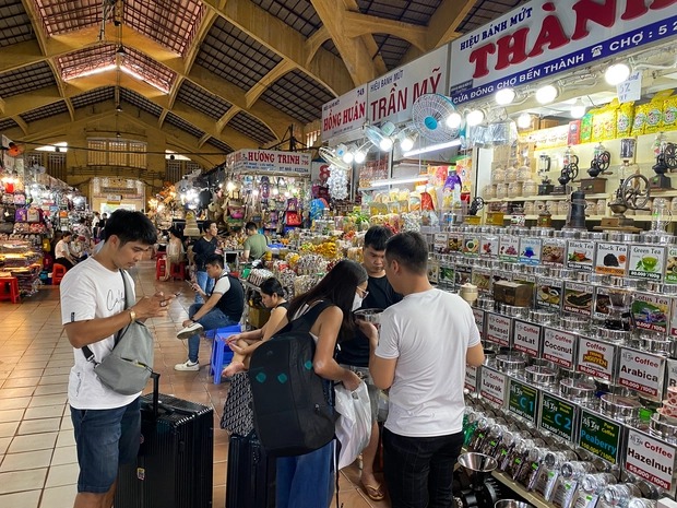 Điểm danh những khu chợ nổi tiếng khắp Việt Nam, nơi nào cũng đông đúc khách du lịch nước ngoài ghé thăm - Ảnh 2.