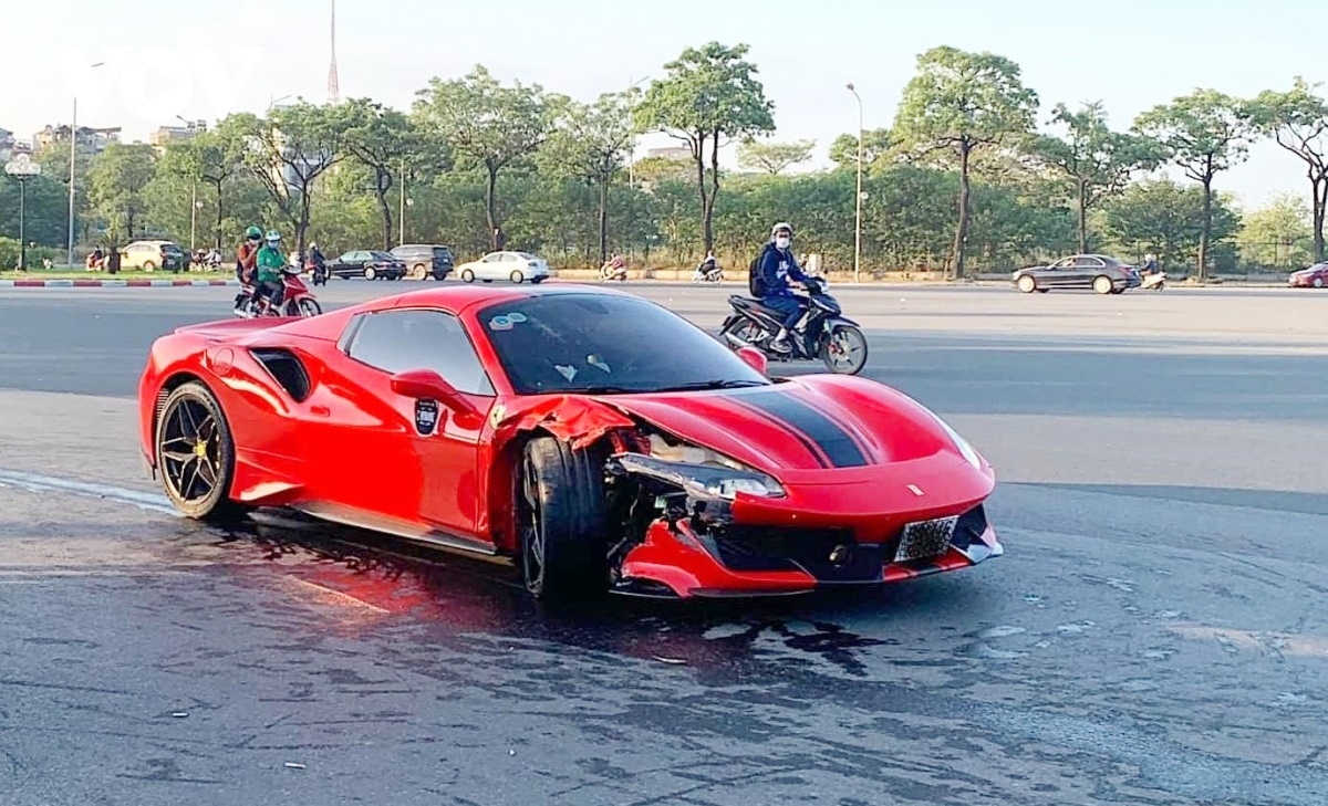 Nhân chứng bàng hoàng kể lại khoảnh khắc siêu xe Ferrari gây tai nạn ở Hà Nội - Ảnh 1.