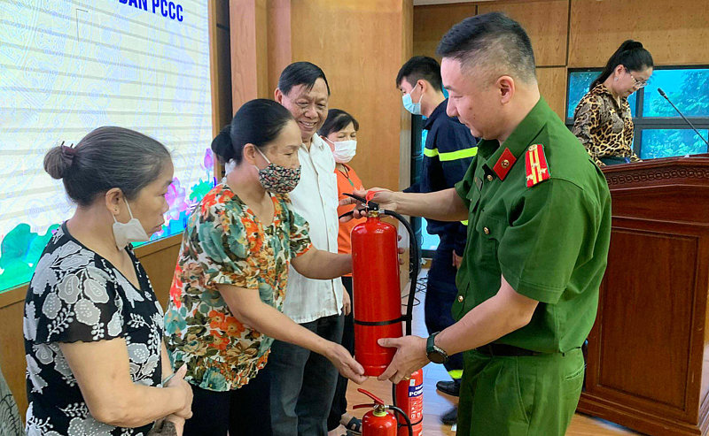 Khai mạc triển lãm ''Hành trang đương đầu giặc lửa'' - Ảnh 7.