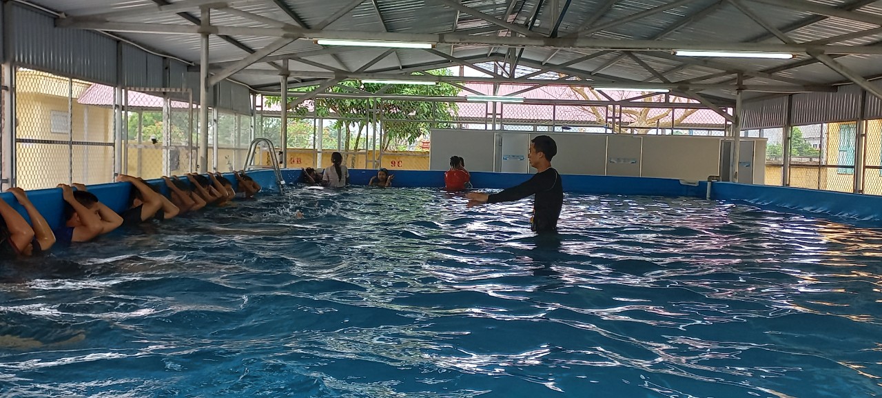 Thầy Khánh tại một lớp dạy bơi cho trẻ em
