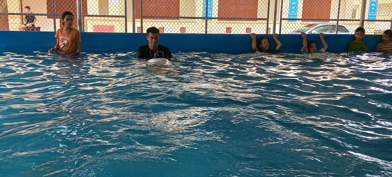 Trẻ em cần được tham gia các lớp học bơi