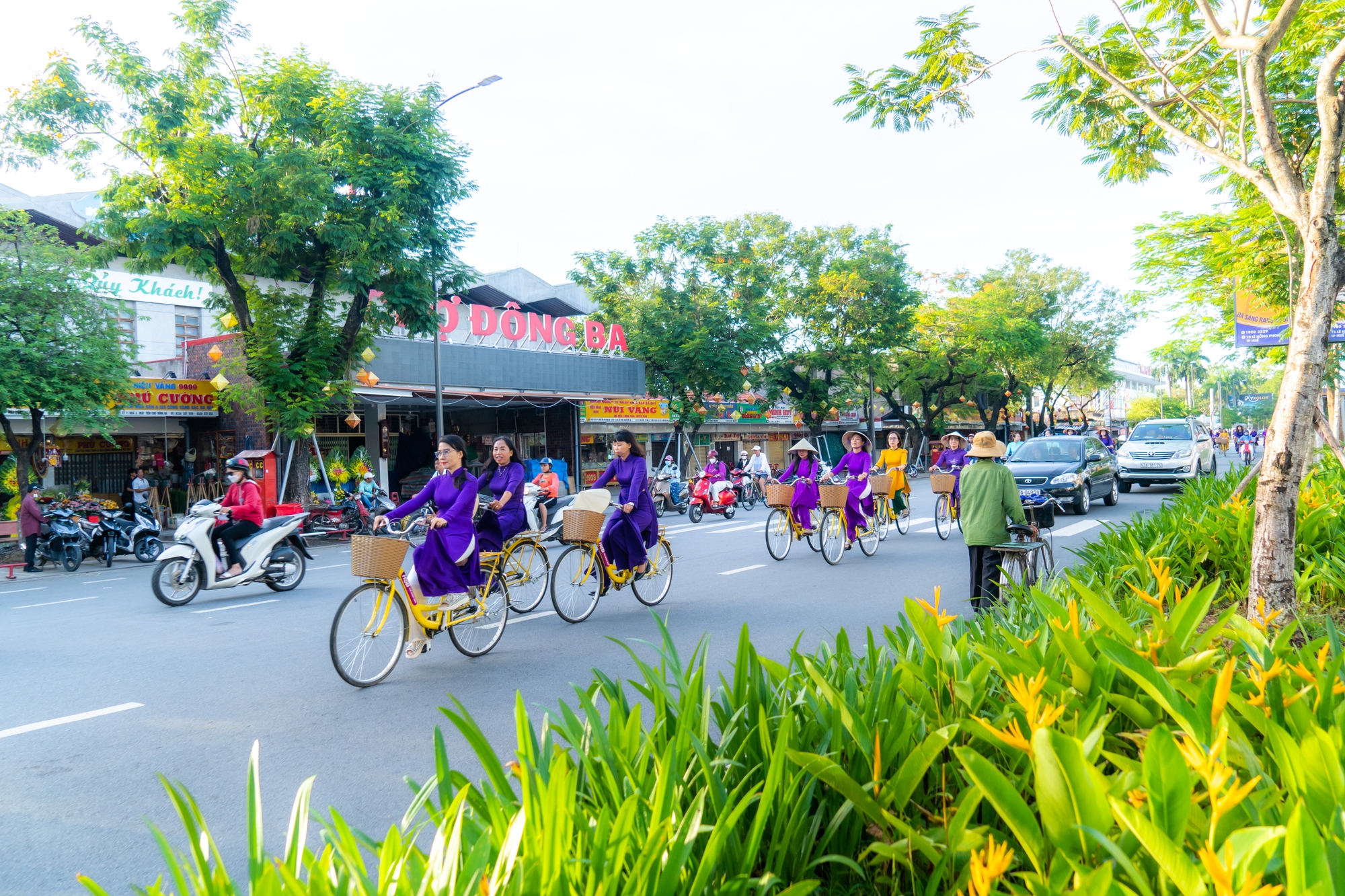Mang áo dài diễu hành xe đạp, phụ nữ Huế lan tỏa thông điệp về thành phố &quot;sáng, xanh, sạch, đẹp&quot;  - Ảnh 5.
