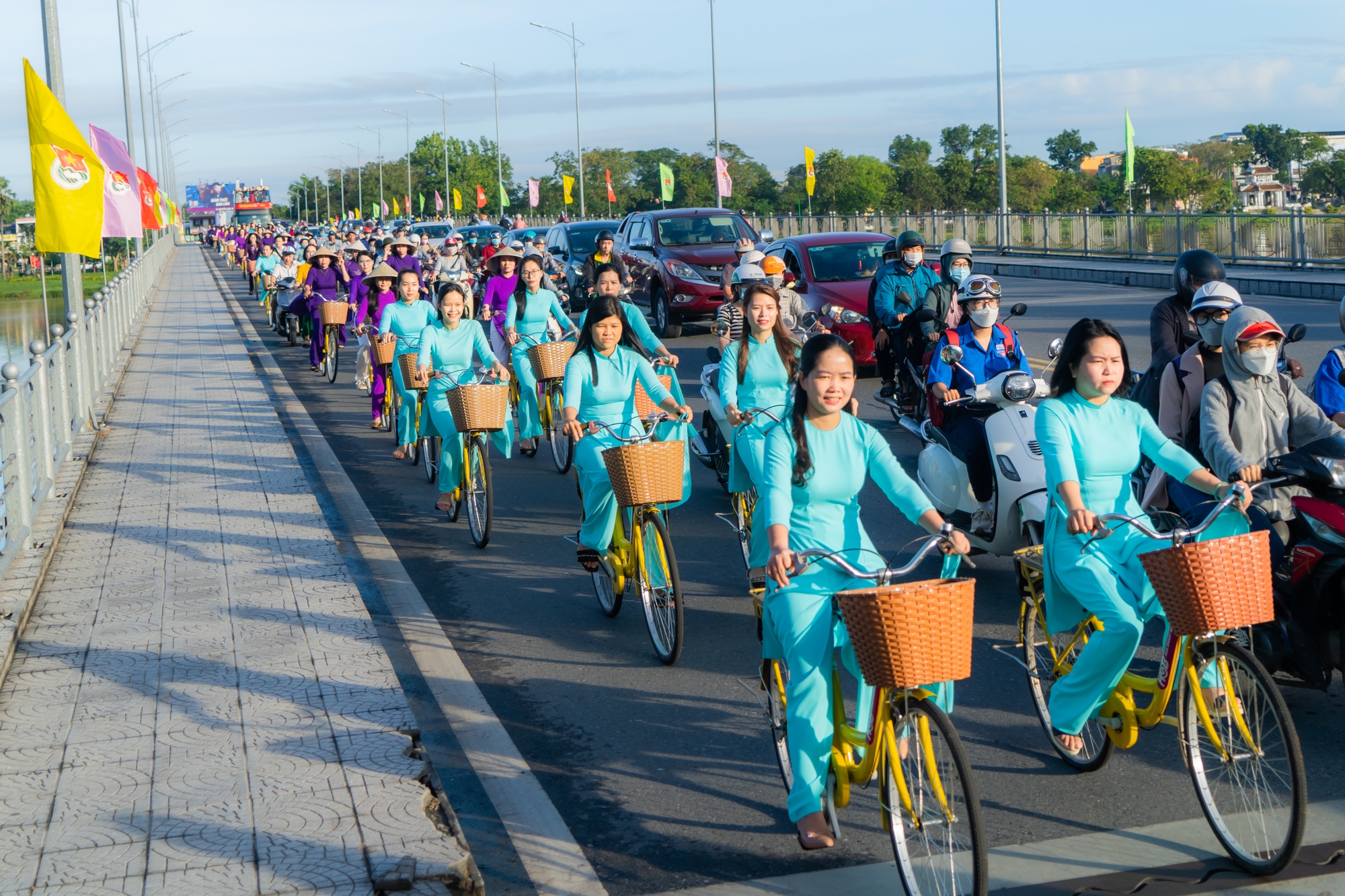 Mang áo dài diễu hành xe đạp, phụ nữ Huế lan tỏa thông điệp về thành phố &quot;sáng, xanh, sạch, đẹp&quot;  - Ảnh 4.