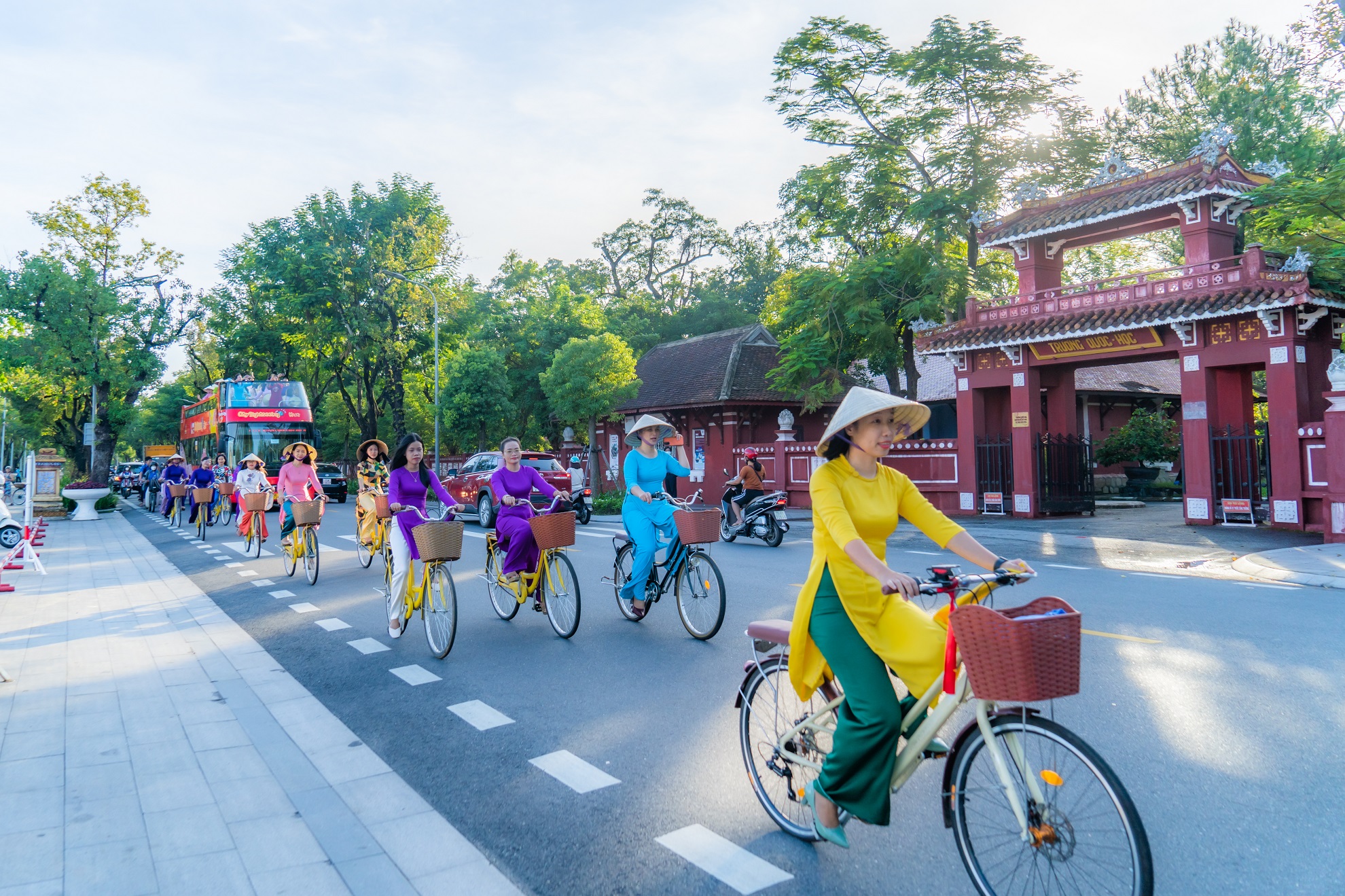 Mang áo dài diễu hành xe đạp, phụ nữ Huế lan tỏa thông điệp về thành phố &quot;sáng, xanh, sạch, đẹp&quot;  - Ảnh 7.