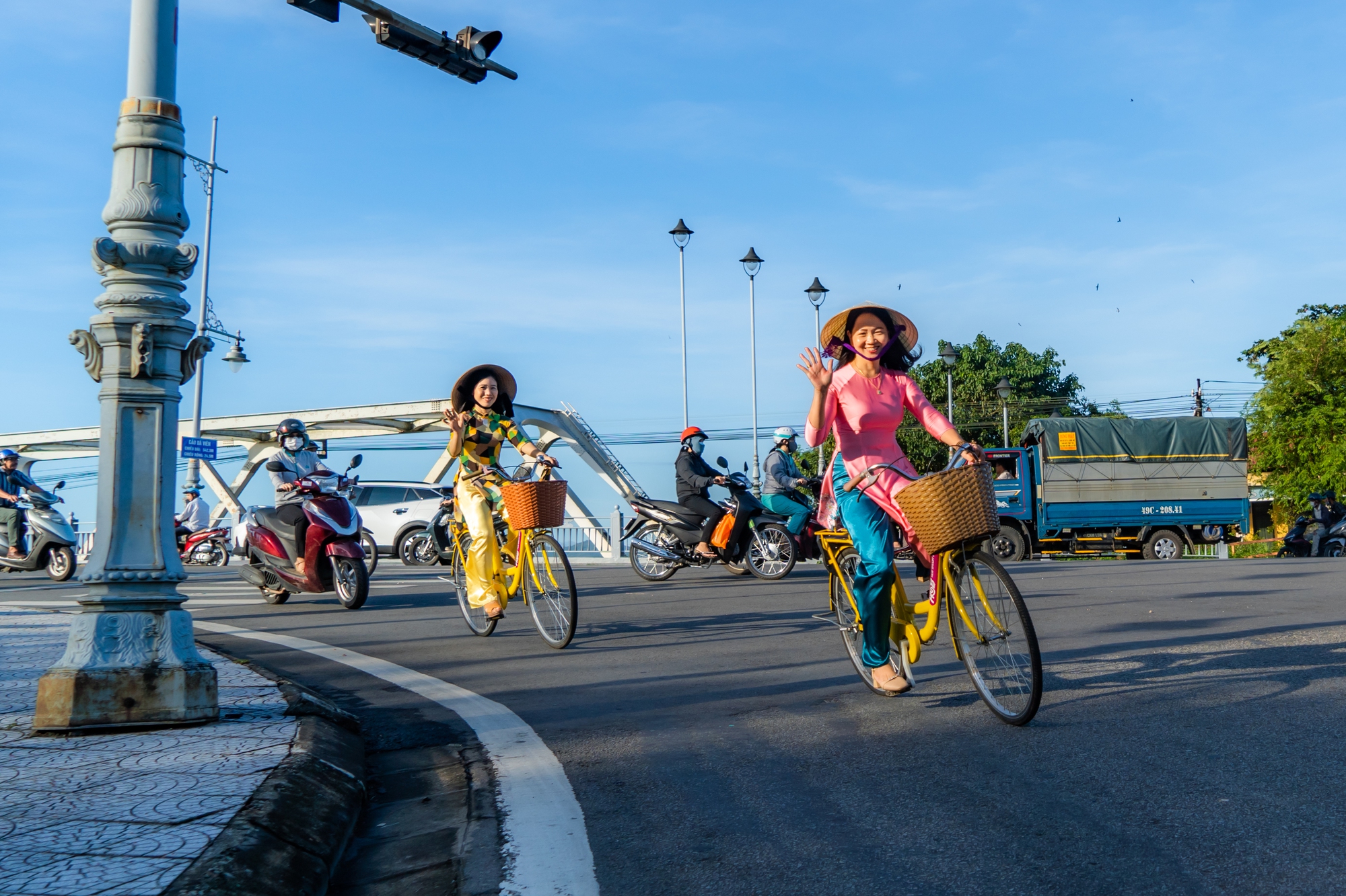 Mang áo dài diễu hành xe đạp, phụ nữ Huế lan tỏa thông điệp về thành phố &quot;sáng, xanh, sạch, đẹp&quot;  - Ảnh 6.
