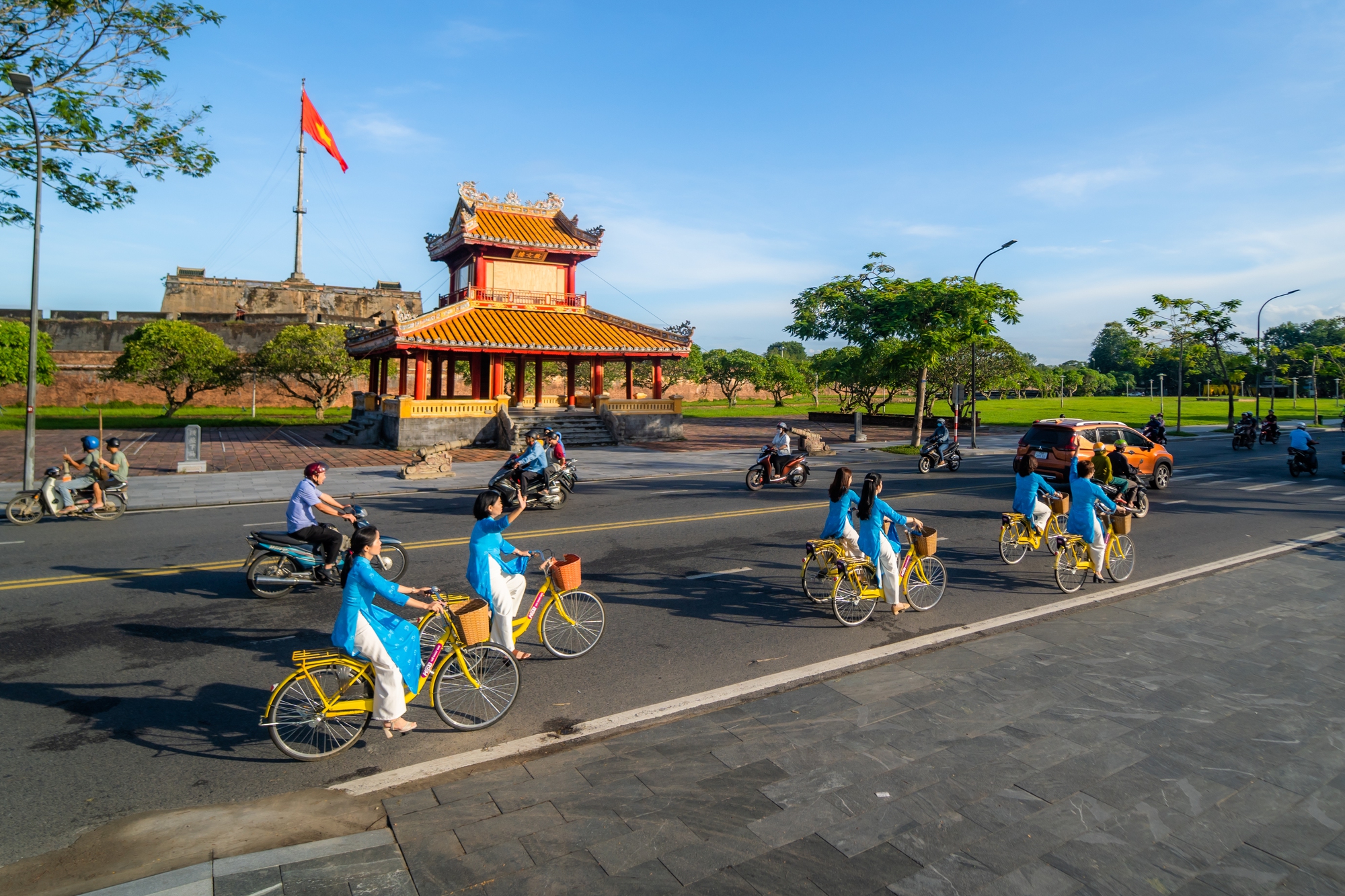 Mang áo dài diễu hành xe đạp, phụ nữ Huế lan tỏa thông điệp về thành phố &quot;sáng, xanh, sạch, đẹp&quot;  - Ảnh 3.