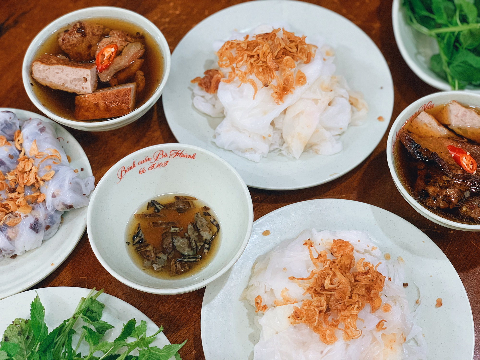 Tồn tại ngót nghét 100 năm, bánh cuốn Bà Hoành vang danh một thời bây ...