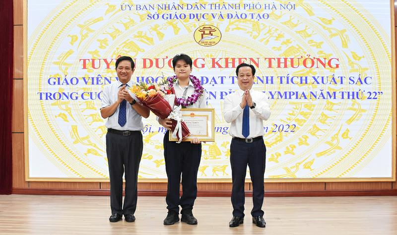 Hà Nội khen thưởng học sinh đoạt Á quân ''Đường lên đỉnh Olympia năm 2022'' - Ảnh 1.