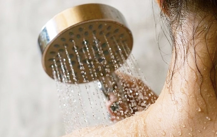 Tắm cực tốt cho sức khoẻ: Chuyên gia chỉ sai lầm tắm vào buổi tối gây hại, thậm chí hiểm hoạ đột quỵ - Ảnh 1.