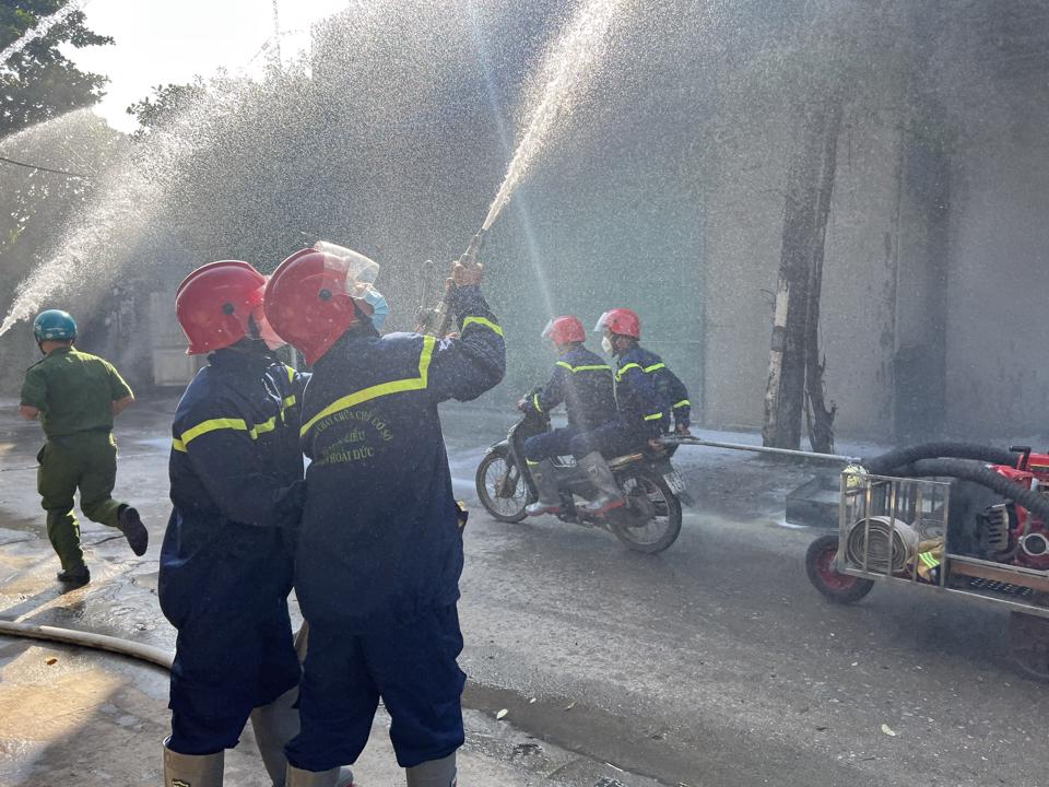 Hà Nội: Lực lượng PCCC 5 xã phối hợp diễn tập chữa cháy làng nghề Dương Liễu - Ảnh 1.