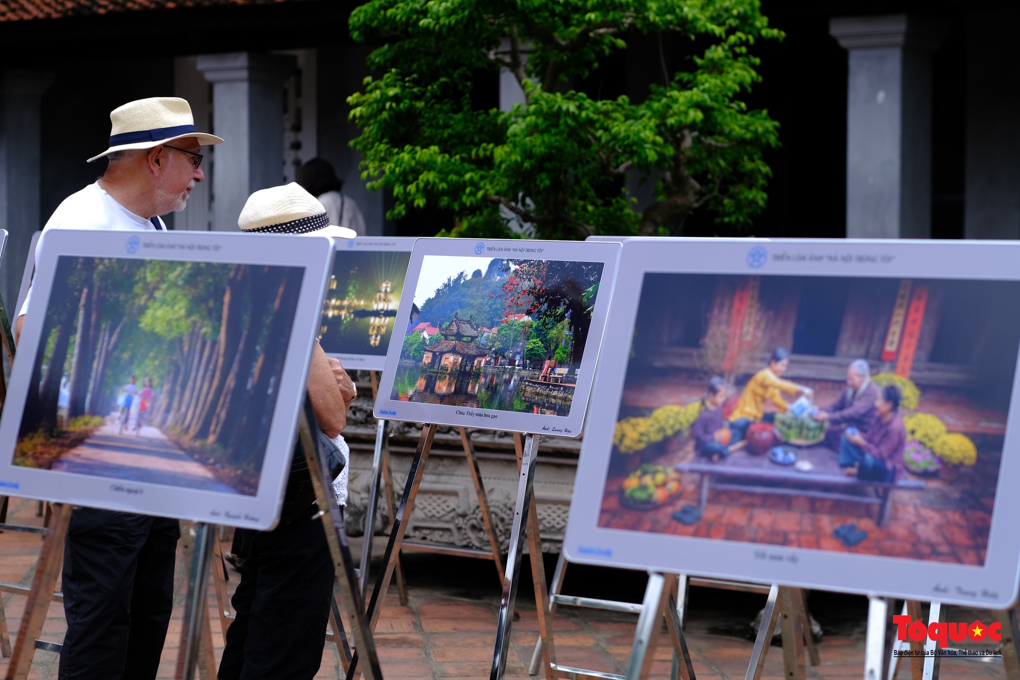 Khách du lịch nước ngoài ngắm Hà Nội qua từng khung hình &quot;Sắc màu văn hóa Thủ đô&quot; - Ảnh 9.