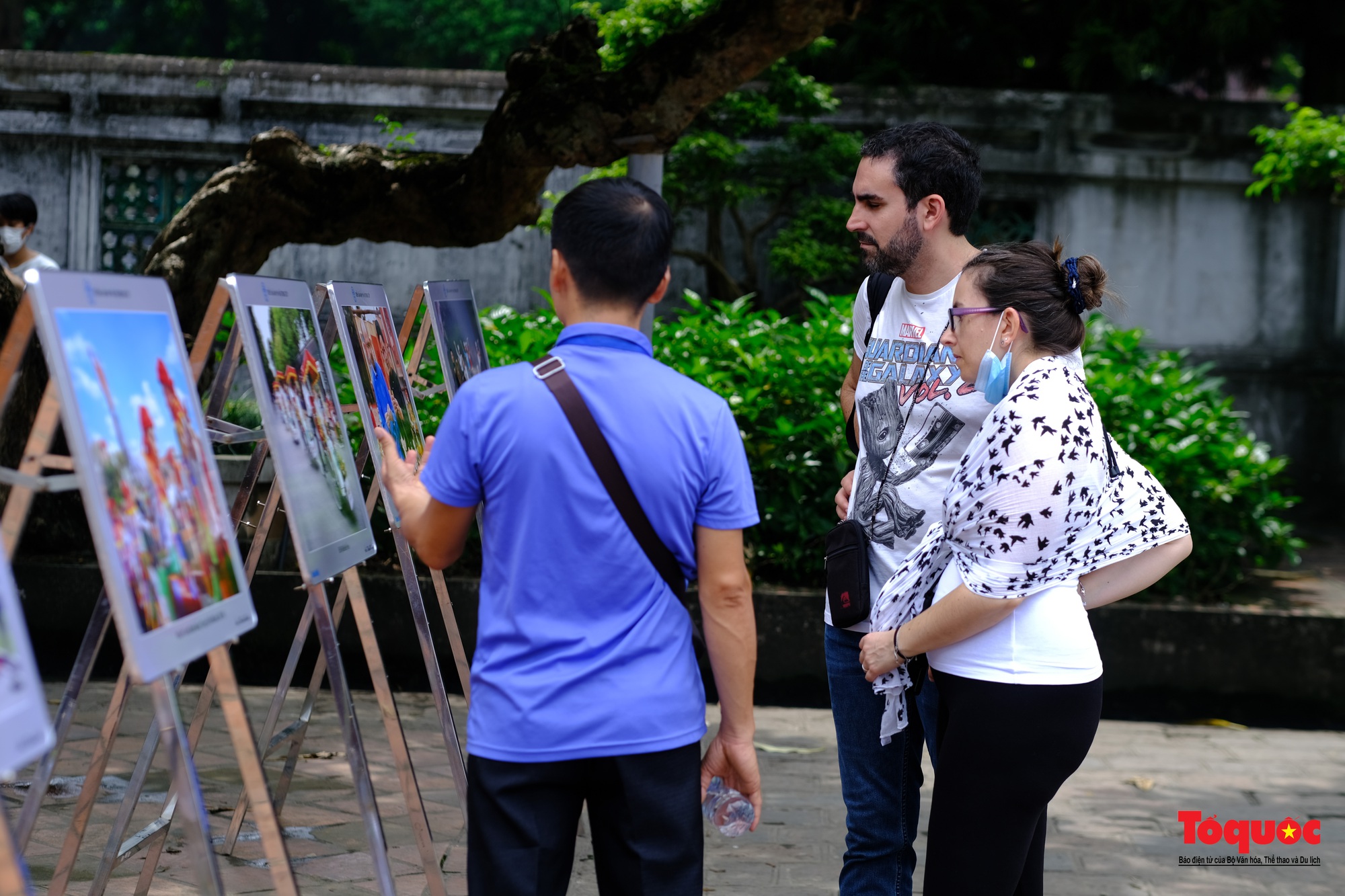 Khách du lịch nước ngoài ngắm Hà Nội qua từng khung hình &quot;Sắc màu văn hóa Thủ đô&quot; - Ảnh 7.