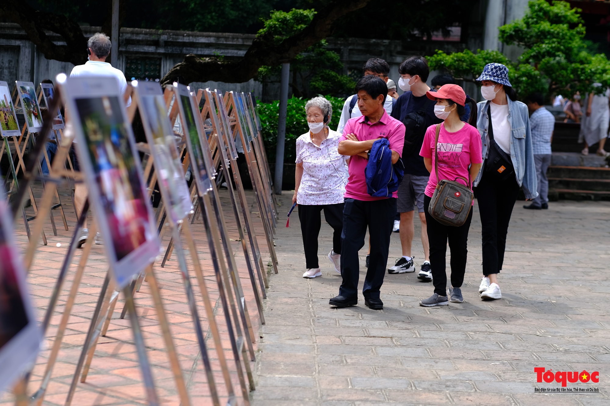 Khách du lịch nước ngoài ngắm Hà Nội qua từng khung hình &quot;Sắc màu văn hóa Thủ đô&quot; - Ảnh 15.