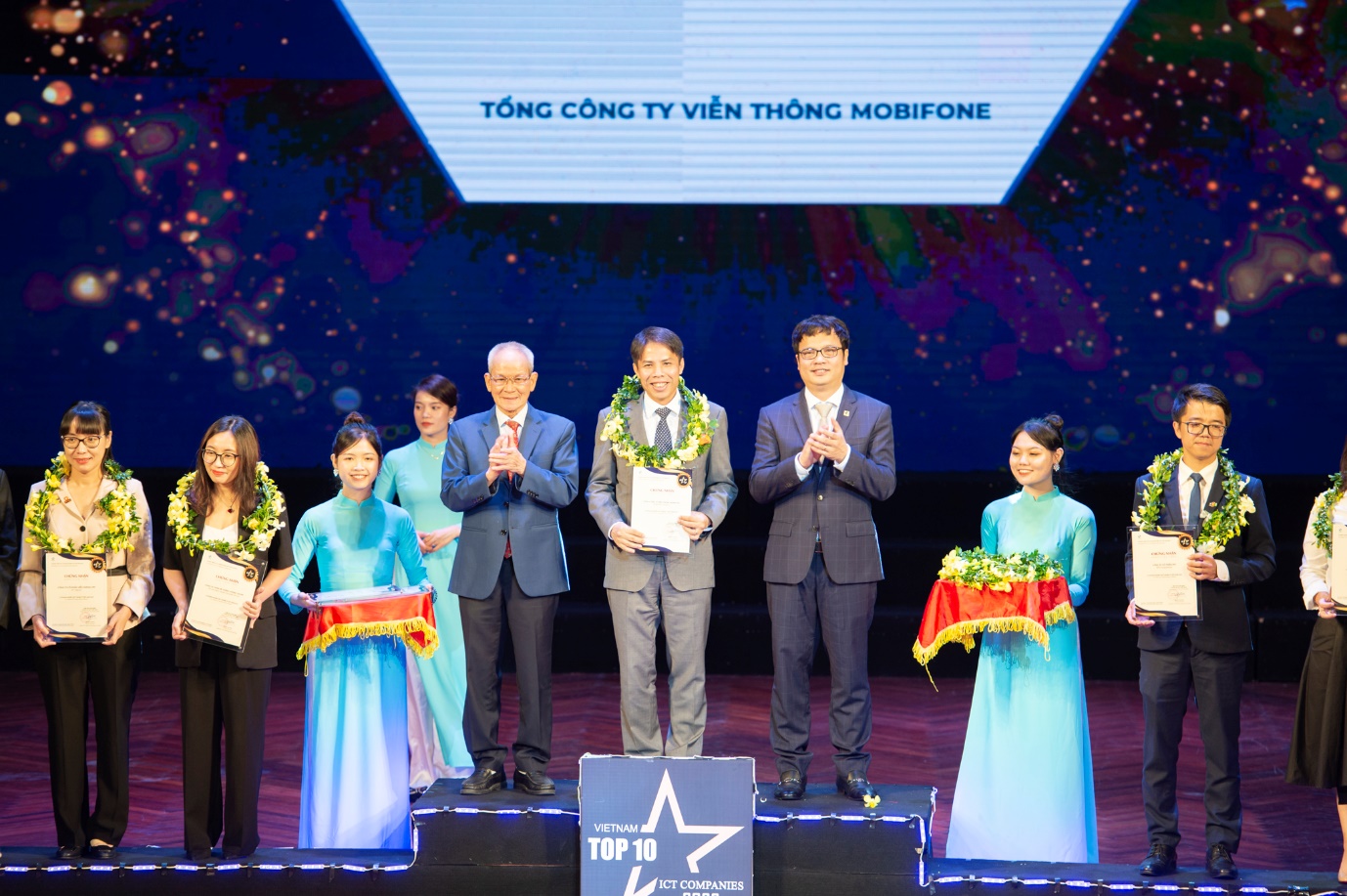 MobiFone nhận “mưa giải thưởng” tại Lễ vinh danh Top 10 Doanh nghiệp CNTT Việt Nam - Ảnh 1.