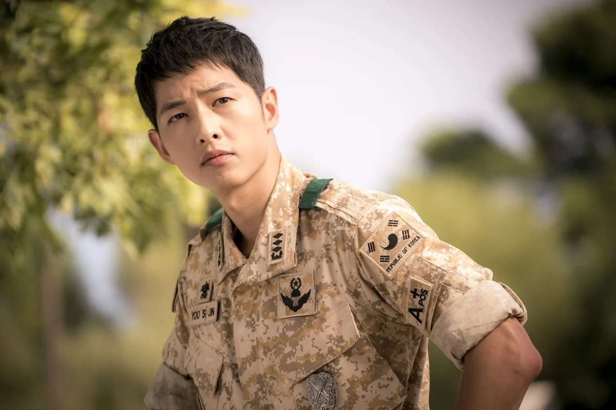 3 phiên bản nam chính Hậu Duệ Mặt Trời: Song Joong Ki có phải đỉnh nhất? - Ảnh 2.