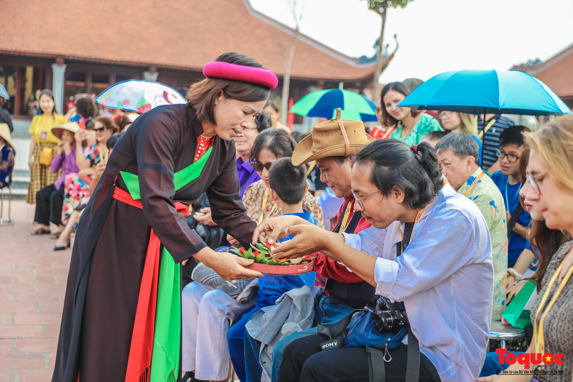 Nghệ sĩ tham dự HANIFF VI trải nghiệm với quan họ mời trầu, múa rối nước tại Bắc Ninh  - Ảnh 10.