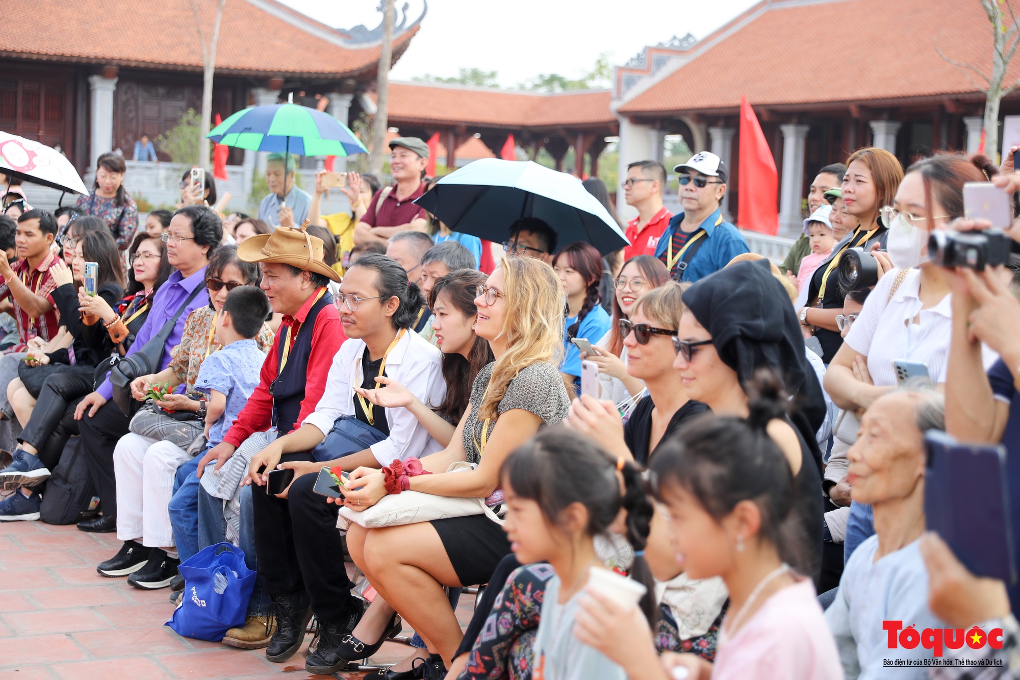 Nghệ sĩ tham dự HANIFF VI trải nghiệm với quan họ mời trầu, múa rối nước tại Bắc Ninh  - Ảnh 7.
