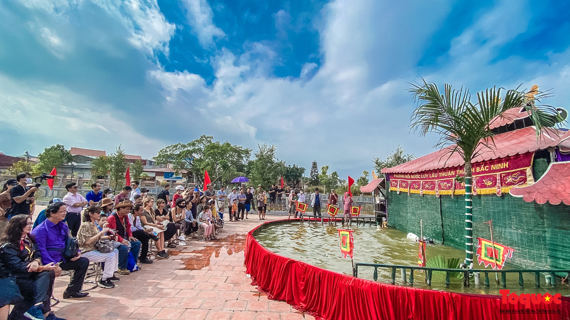 Nghệ sĩ tham dự HANIFF VI trải nghiệm với quan họ mời trầu, múa rối nước tại Bắc Ninh  - Ảnh 1.
