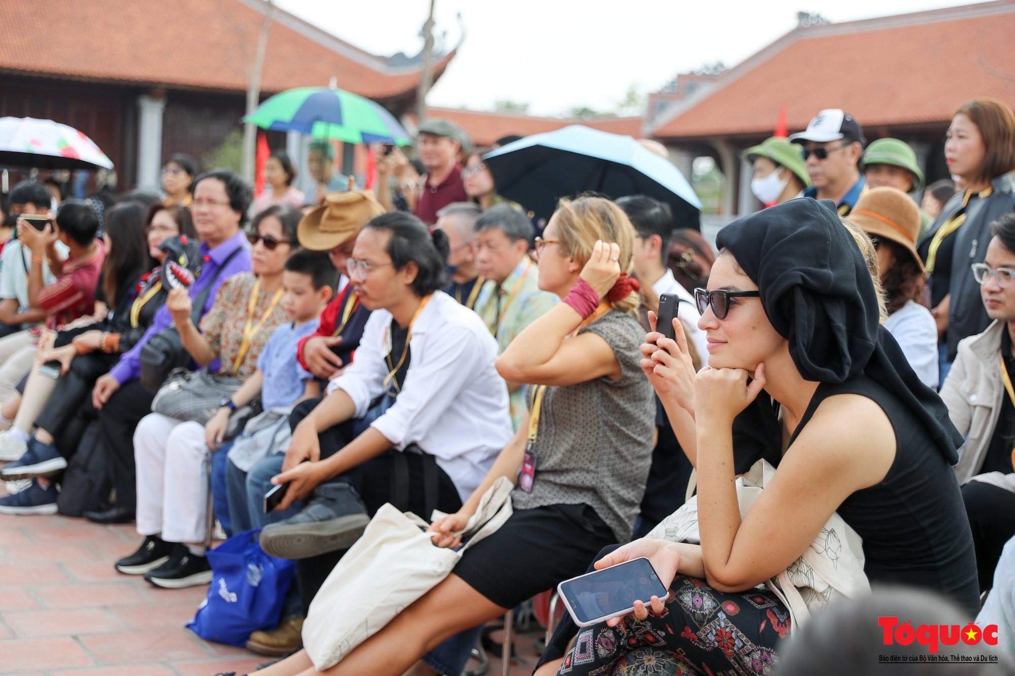 Nghệ sĩ tham dự HANIFF VI trải nghiệm với quan họ mời trầu, múa rối nước tại Bắc Ninh  - Ảnh 2.
