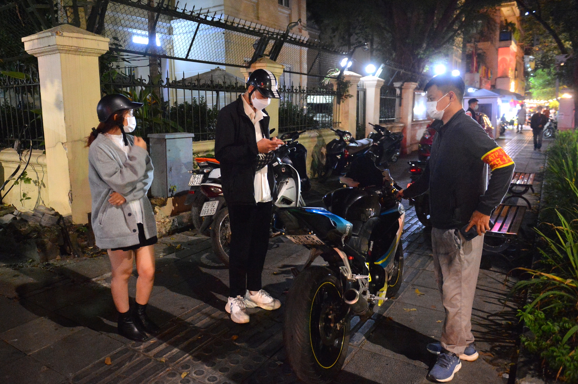 Hà Nội: Cảnh sát 141 hoá trang xử lý thanh niên nẹt pô, hú còi 'càn quấy' trên phố - Ảnh 6.