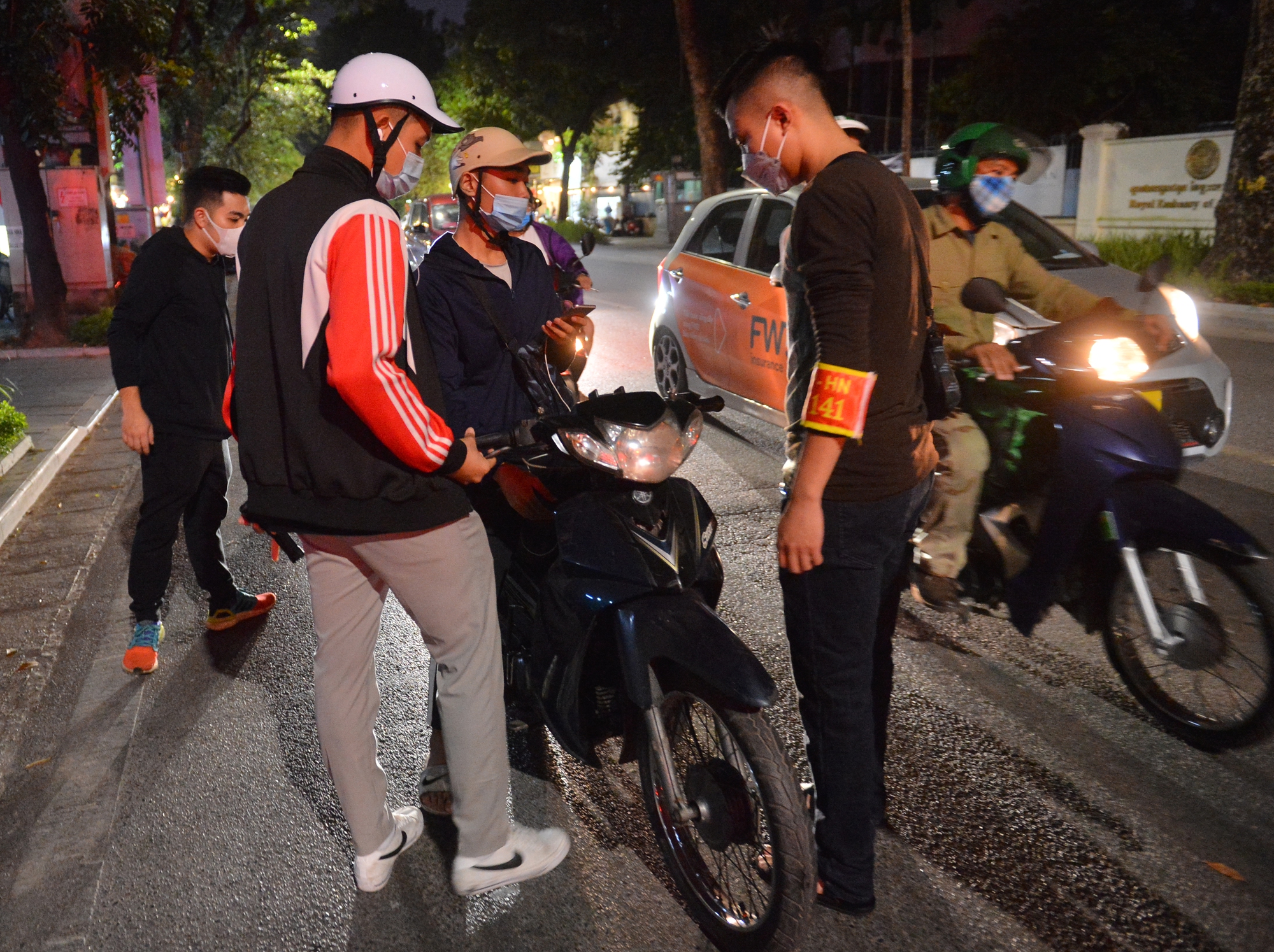 Hà Nội: Cảnh sát 141 hoá trang xử lý thanh niên nẹt pô, hú còi 'càn quấy' trên phố - Ảnh 3.