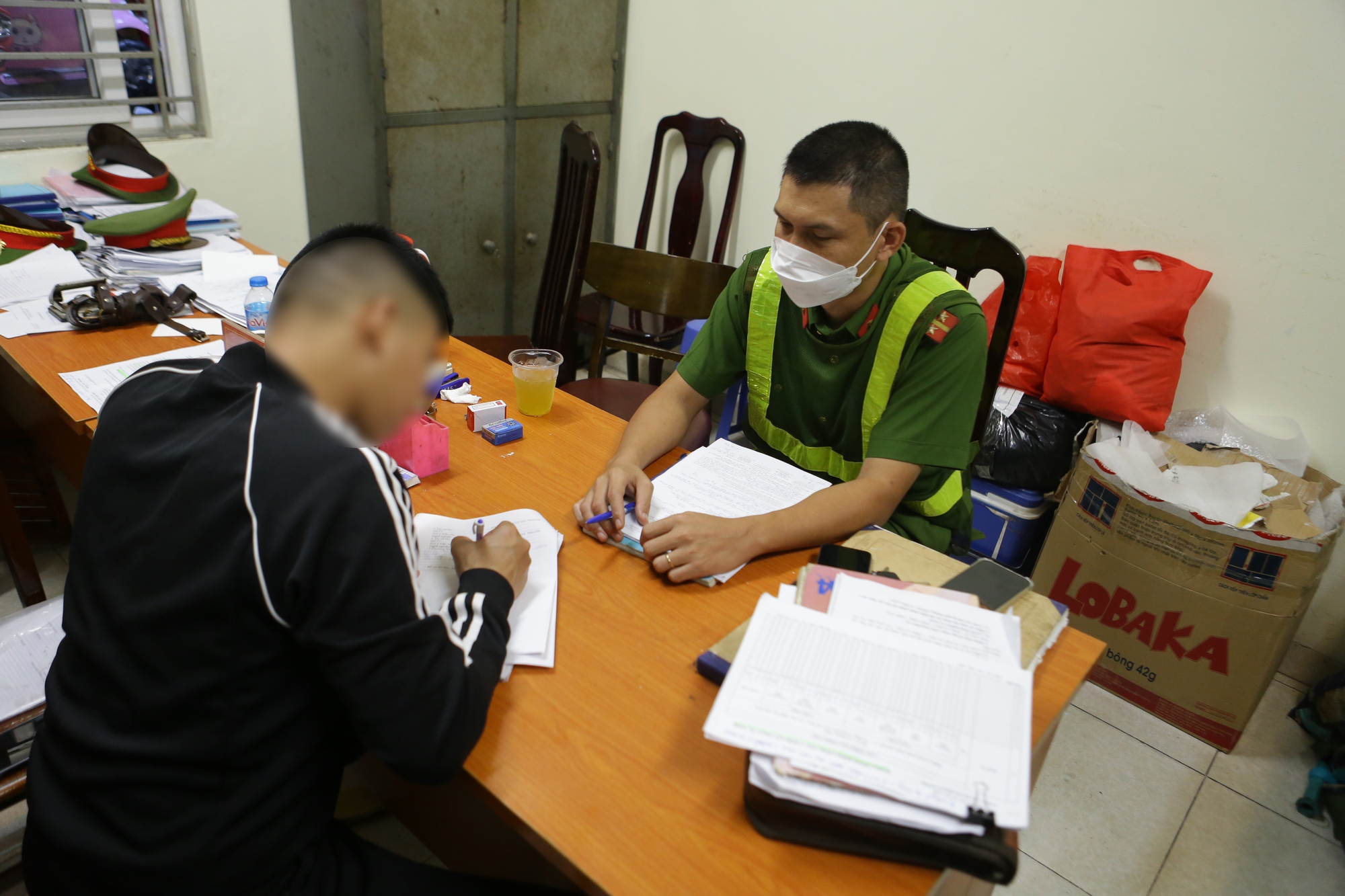 Hà Nội: Cảnh sát 141 hoá trang xử lý thanh niên nẹt pô, hú còi 'càn quấy' trên phố - Ảnh 12.
