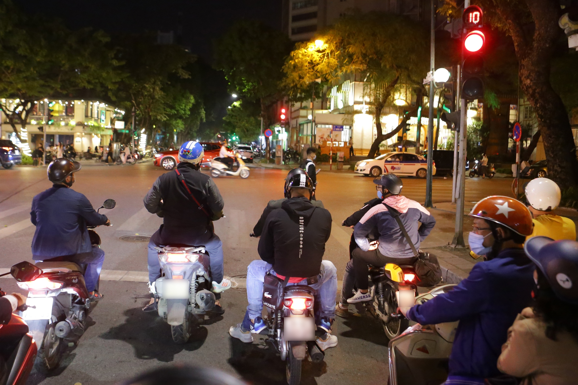 Hà Nội: Cảnh sát 141 hoá trang xử lý thanh niên nẹt pô, hú còi 'càn quấy' trên phố - Ảnh 1.