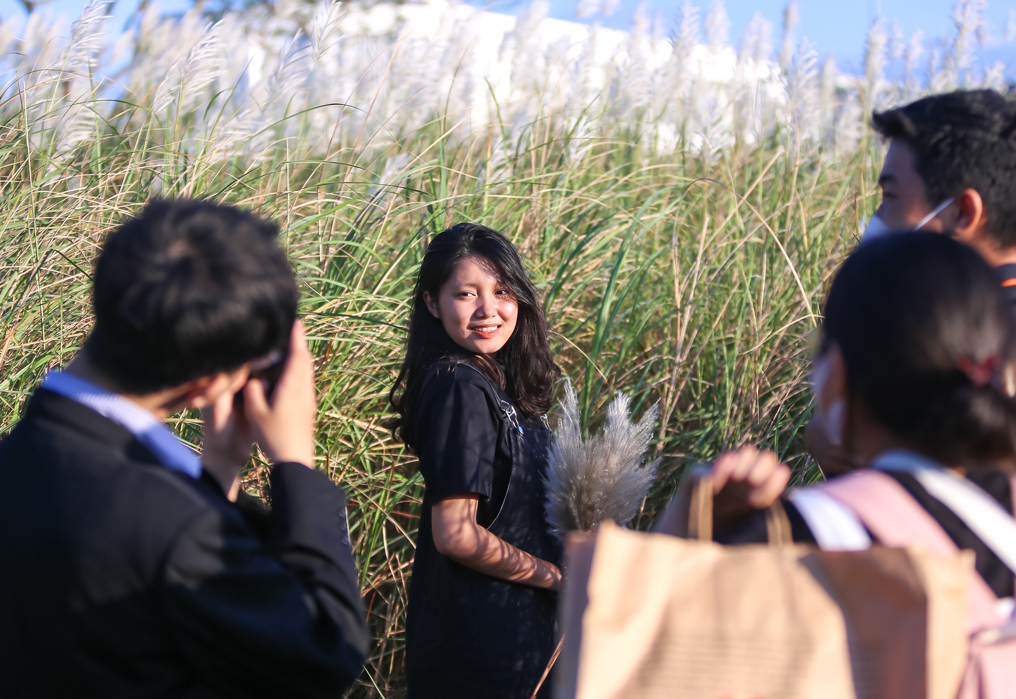 Ảnh: Người dân và du khách đổ xô check-in đồng cỏ lau trắng ở Đà Nẵng - Ảnh 20.