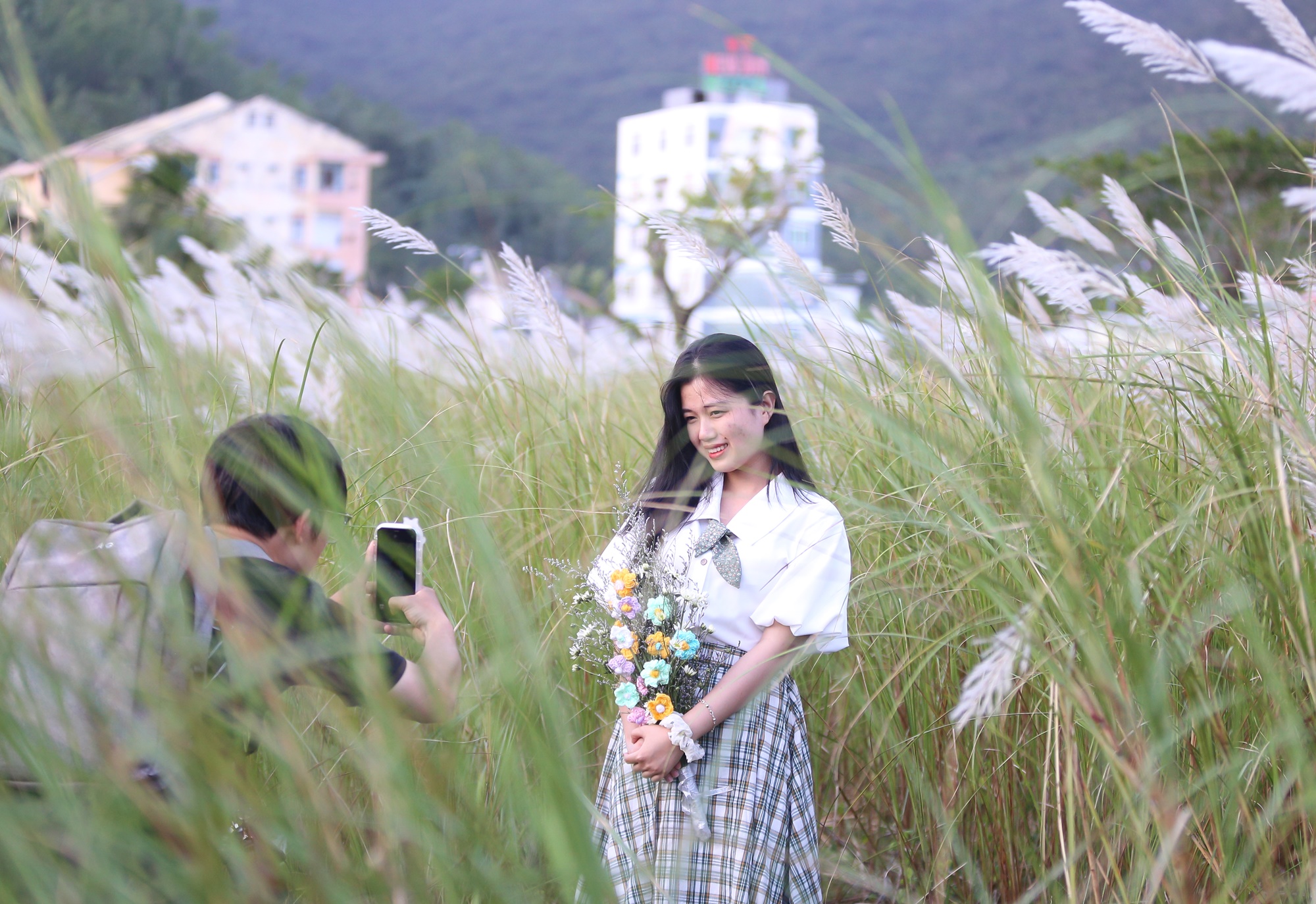 Người dân và du khách đổ xô check-in đồng cỏ lau trắng ở Đà Nẵng - Ảnh 13.