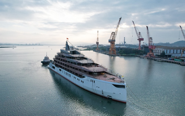 Siêu phẩm du thuyền La Siesta Superyacht dài 109,99m hạ thủy, khoe mình trên Vịnh Hạ Long - Ảnh 1.