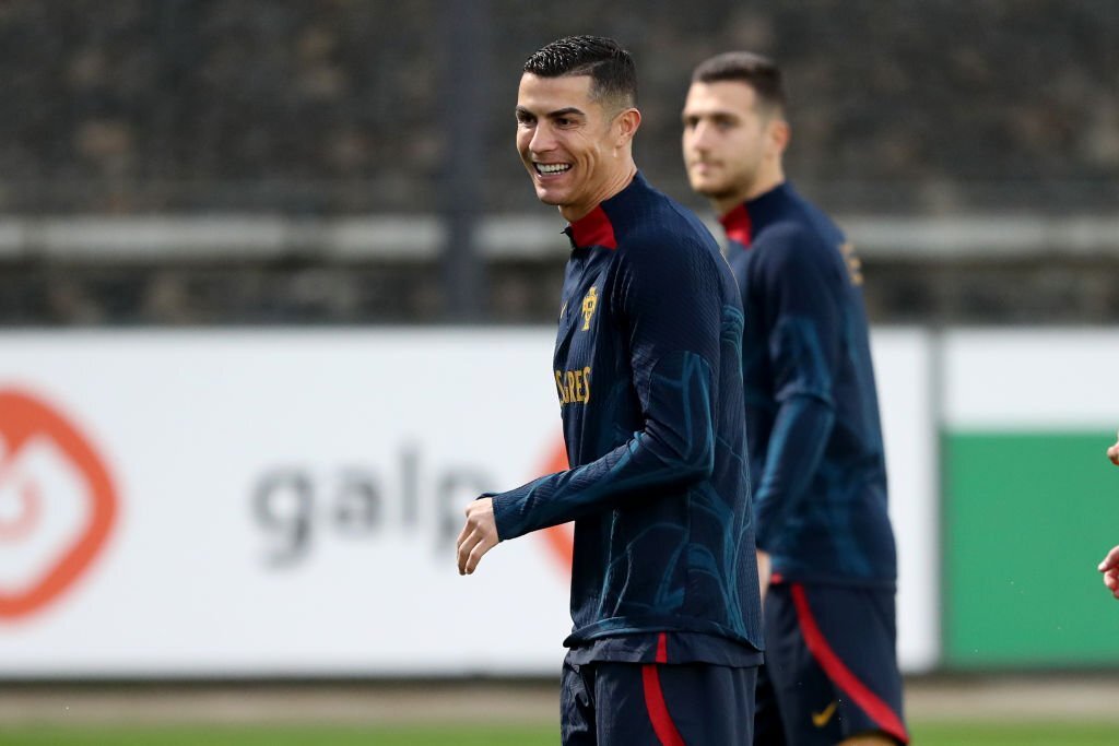 Hãy đến với sân tập của Ronaldo để chiêm ngưỡng những kỹ năng đỉnh cao của tuyển thủ người Bồ Đào Nha khi tập luyện cùng Đội bóng M.U. Bạn sẽ không khỏi ngỡ ngàng trước sự quyết tâm và chuyên nghiệp của Ronaldo khi chuẩn bị cho những trận đấu sắp tới. Đừng bỏ lỡ cơ hội này!