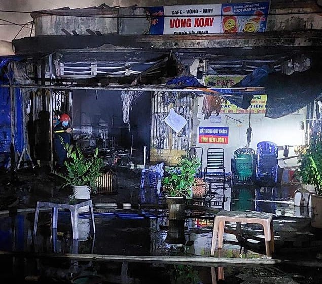 Đồng Nai: Tiệm sửa xe cháy rực, cảnh sát kịp thời khống chế cháy lan  - Ảnh 2.