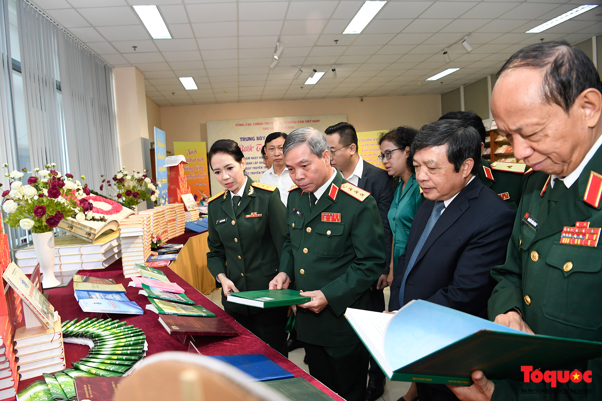 Thư viện Quân đội đón nhận Huân chương Bảo vệ Tổ quốc hạng Ba - Ảnh 8.