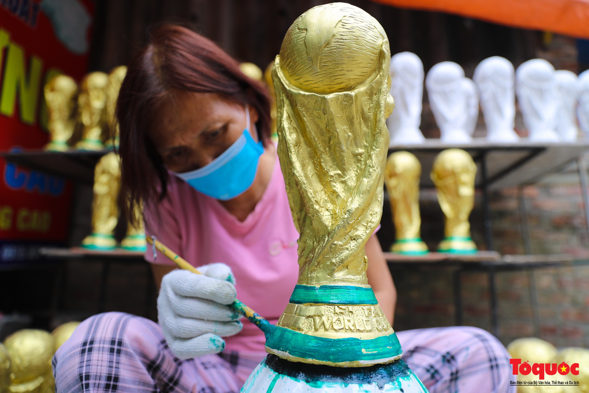 Cận cảnh chiếc Cúp vàng World Cup phiên bản &quot;Việt Nam&quot; - Ảnh 2.