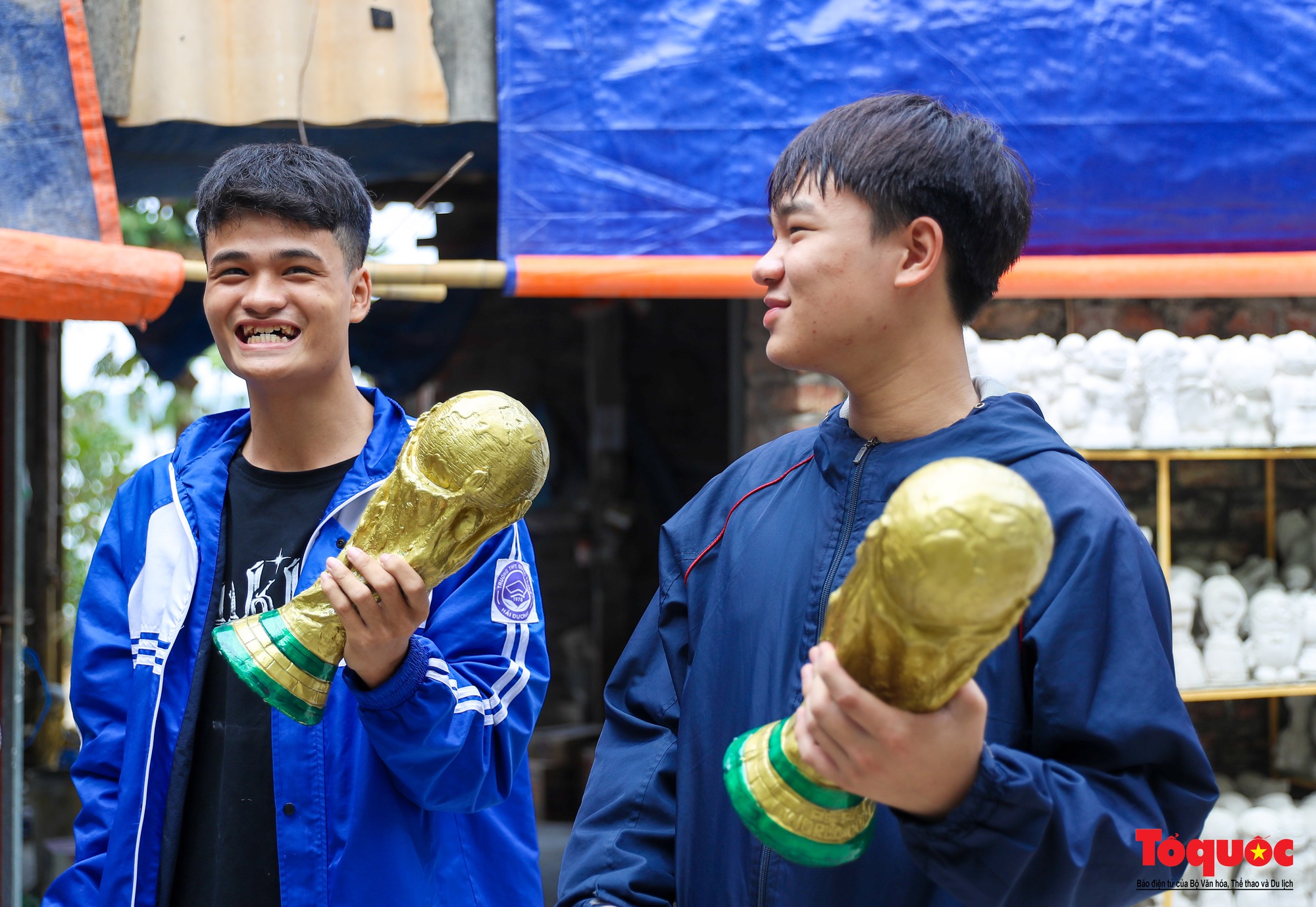 Cận cảnh chiếc Cúp vàng World Cup phiên bản &quot;Việt Nam&quot; - Ảnh 16.