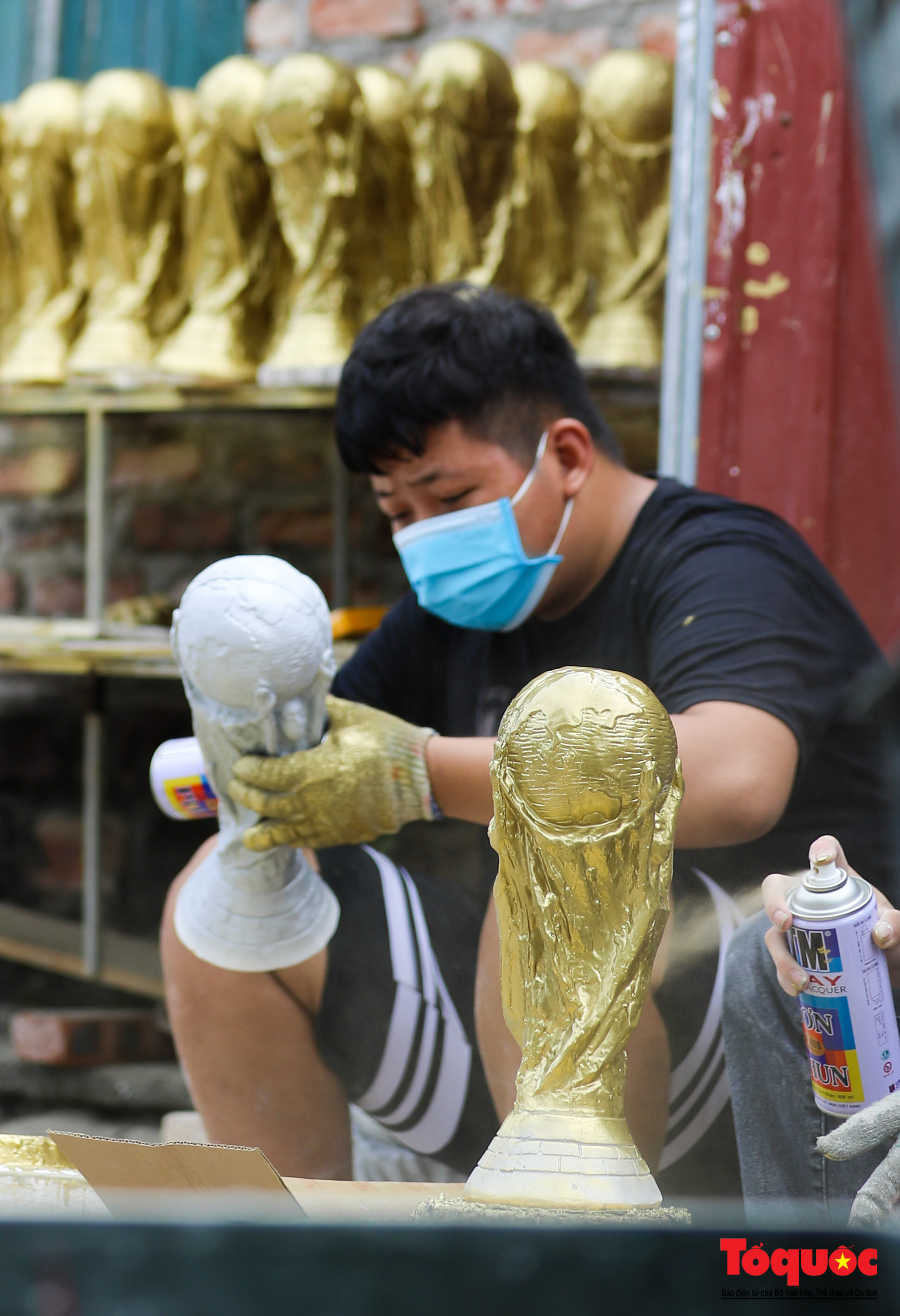 Cận cảnh chiếc Cúp vàng World Cup phiên bản &quot;Việt Nam&quot; - Ảnh 8.